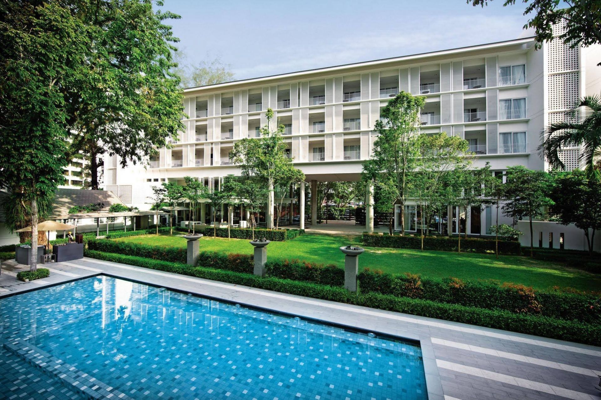 Lone Pine Hotel | LAT.40