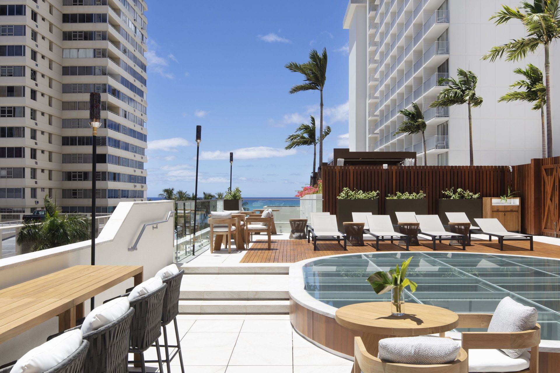 Alohilani Resort Waikiki Beach | LAT.40
