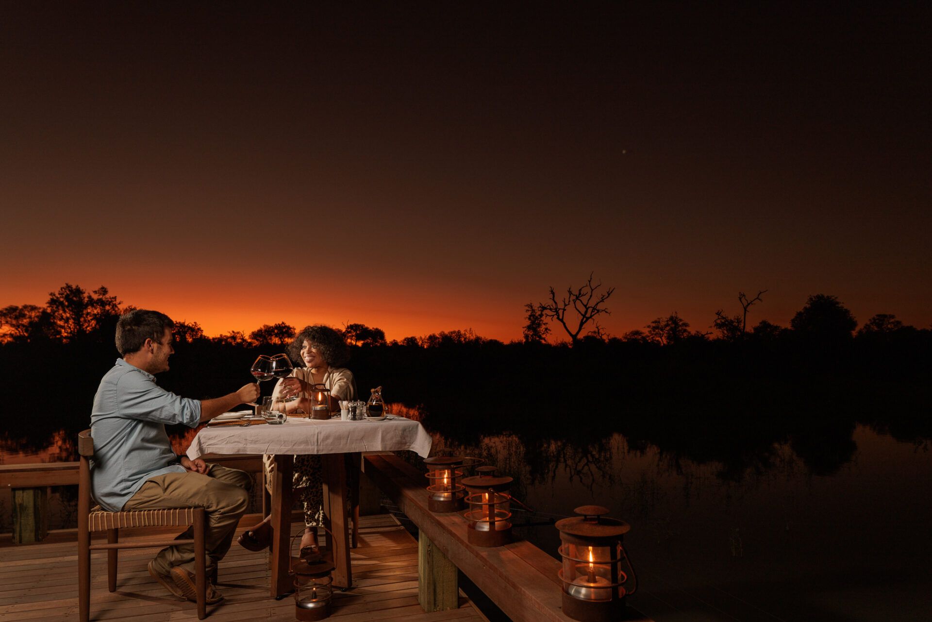 Simbavati waterside dining 01 outdoor deck dining